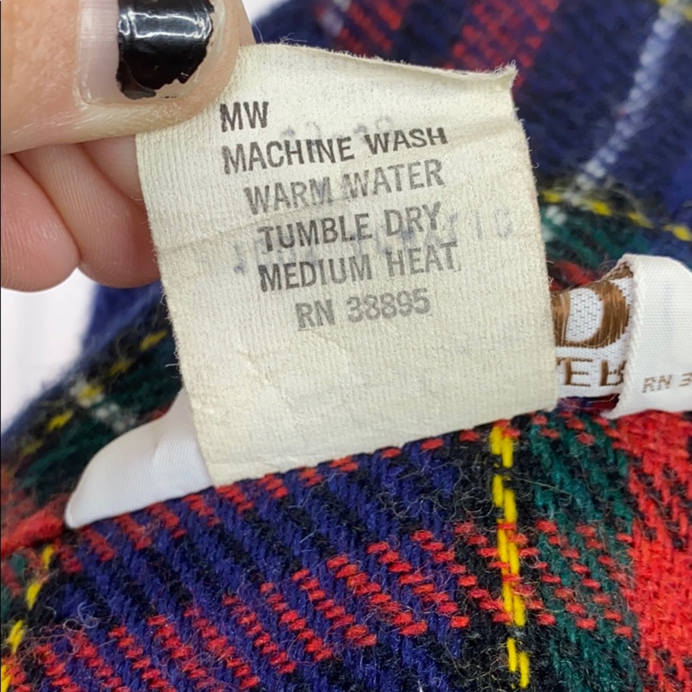VINTAGE: Plaid Flannel Robe - Picture 9 of 10